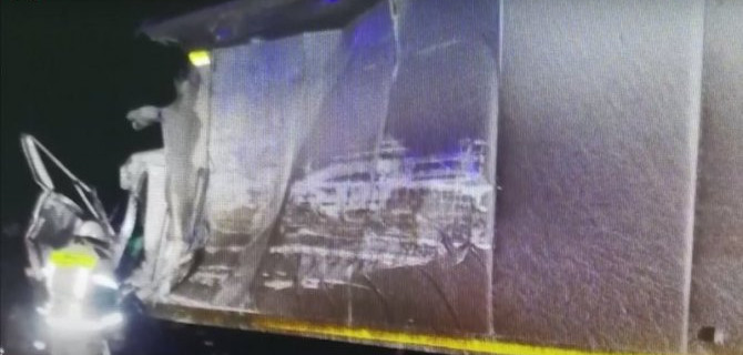 В Орловском районе Кировской области на встречной полосе сошлись 2 грузовика