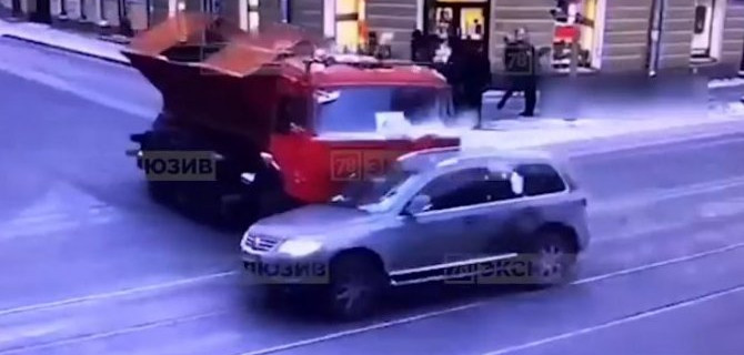 Грузовик и кроссовер столкнулись в центре Петербурга