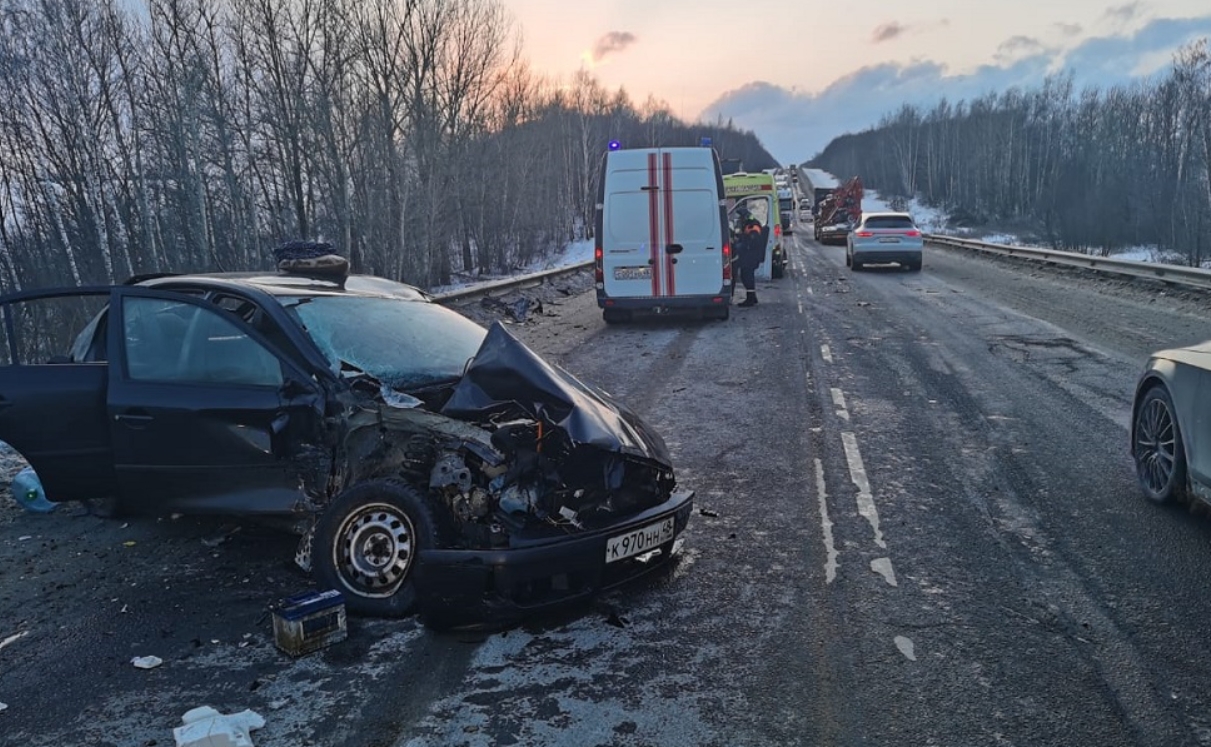 Погибла женщина в Липецкой области при столкновении фуры с двумя легковушками_2