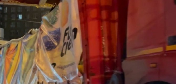 В Петербурге на Боровой фура застряла под мостом