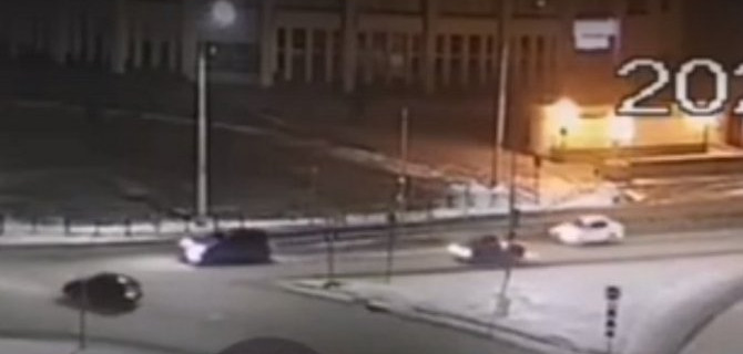 То ли задумался, то ли правила забыл виновник аварии с участием двух легковушек