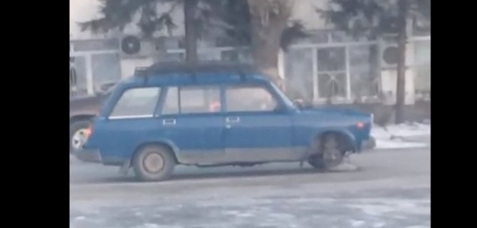 Елец жжёт: оказывается, можно ездить на домкрате вместо колеса