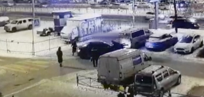 На севере Петербурга водитель BMW провез на капоте полицейского