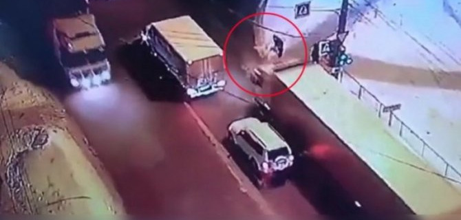 На видео пешехода переехал грузовик – очевидцам стало нехорошо от этого зрелища