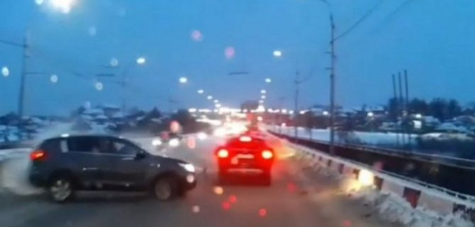 Видео, где «Скорая» принимает на себя удар, спасая жизни людей