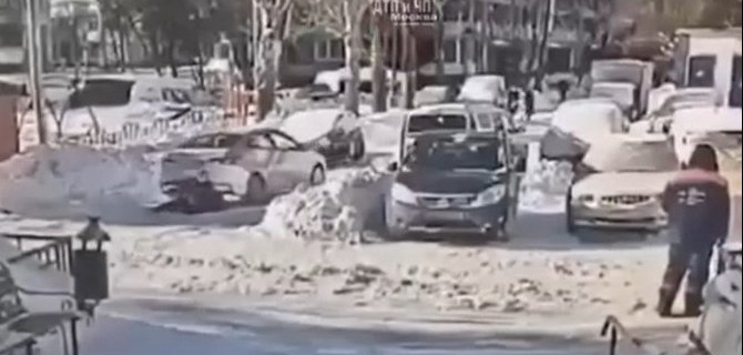 В Москве автомобиль протащил пешехода по снегу