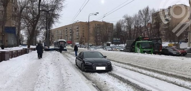 Водитель перекрыл трамвайное движение на Варшавском шоссе в Москве