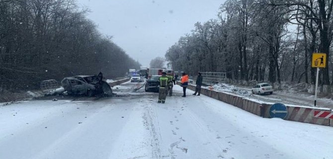 От удара «Рено» загорелся, водитель попал в реанимацию