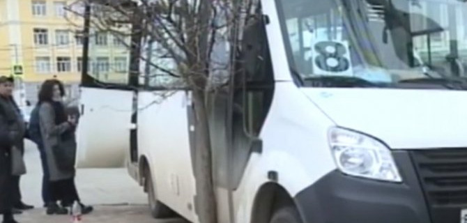 «Ниссан» столкнулся с маршруткой в Ставрополе, пострадал пассажир