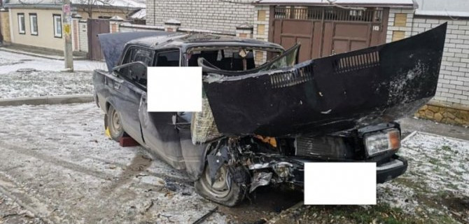 «Семерку» в Ессентуках на громадной скорости сорвало с трассы и расплющило об дерево