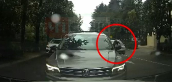 В Сочи легковушка сбила женщину, которая пыталась перебежать дорогу