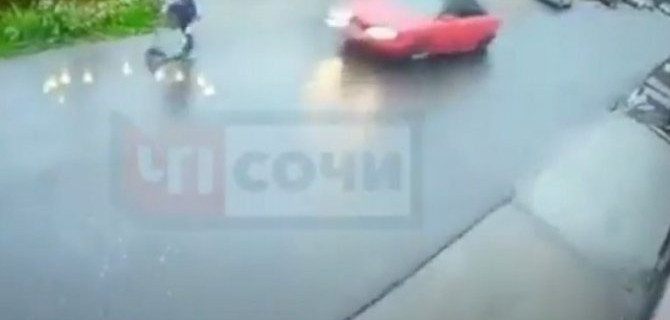 Видео, как машина в Сочи сбила малыша на самокате и удрала с места аварии