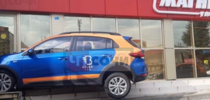Каршеринговый автомобиль в Сочи очень эпично залущился в магазин