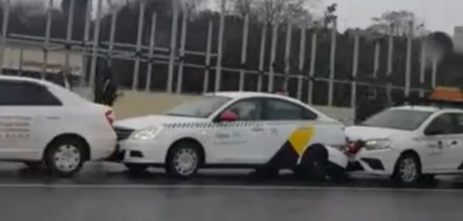 «Учебка» сочинской автошколы собрала на дороге целый «паровозик»