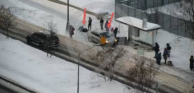 В Москве легковушка врезалась в остановку – пострадал человек