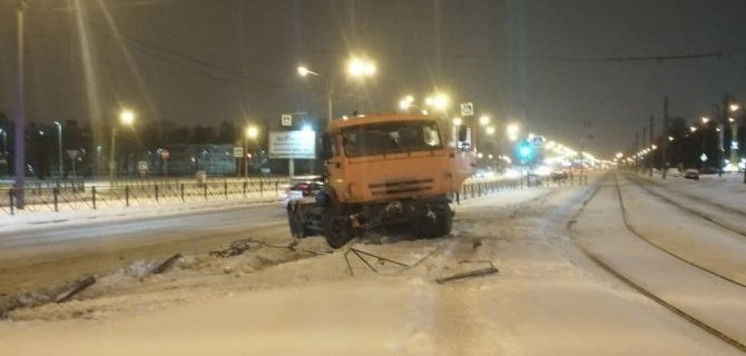 В Петербурге КамАЗ снес забор у станции «Ручьи»