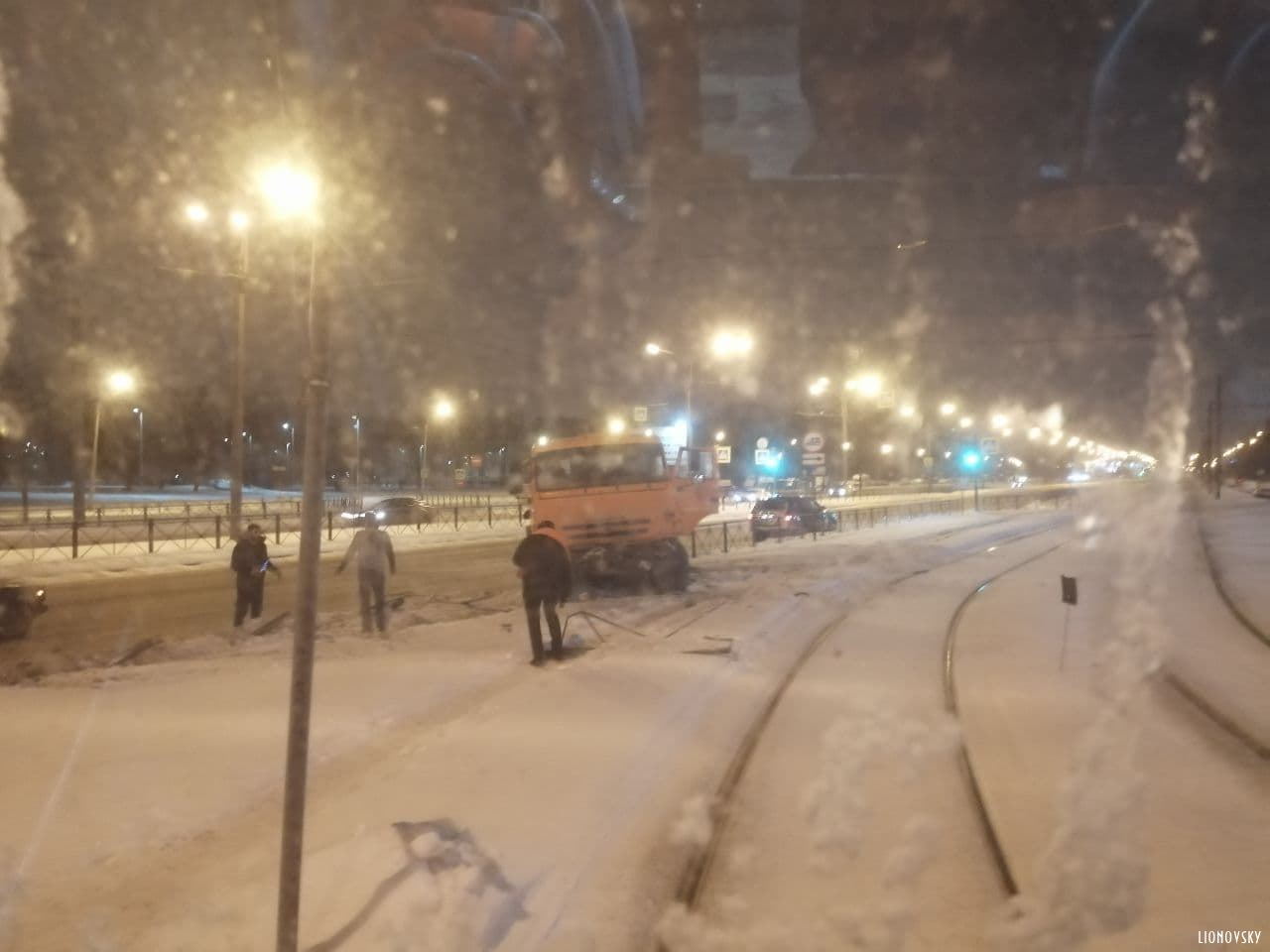 В Петербурге КамАЗ снес забор у станции «Ручьи» (1)