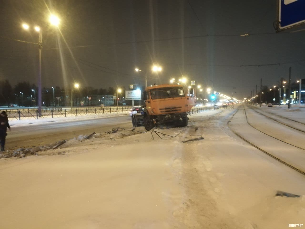 В Петербурге КамАЗ снес забор у станции «Ручьи» (2)