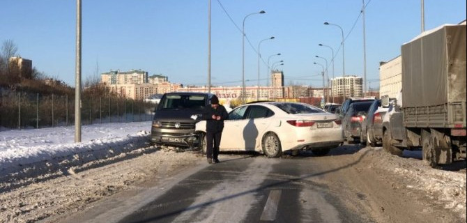 Полиграфмашевский проезд в Петербурге заблокировало лобовое ДТП