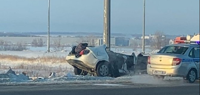 Иномарку «намотало» на столб в Самарской области