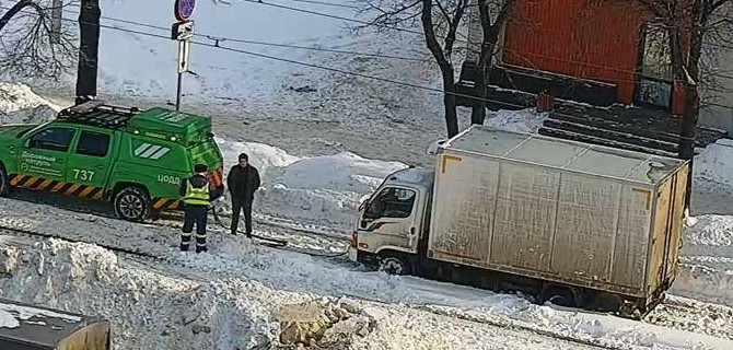 В Москве стали застревать автомобили на рельсах — причина в снегопадах, но водителей всё равно ждут штрафы