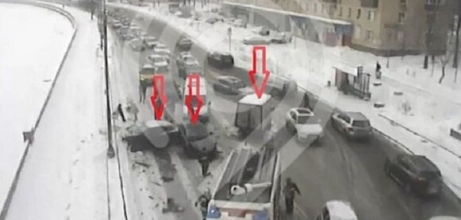 Три автомобиля столкнулись на Дербеневской набережной в Москве