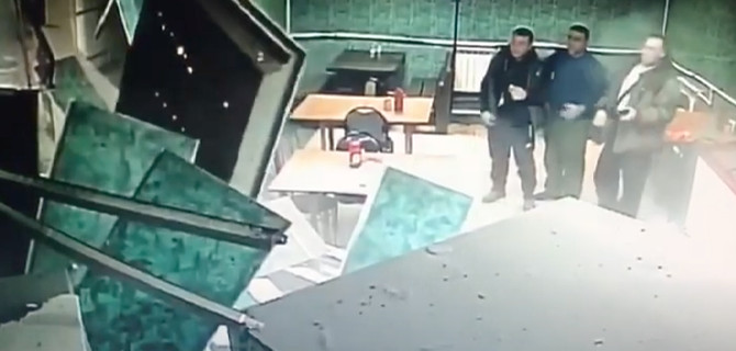 Под Воронежом грузовик заехал в кафе вслед за хозяином, который там ужинал