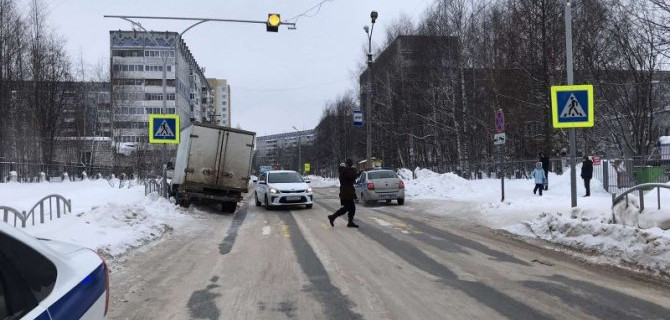 В Сыктывкаре грузовик сбил семилетнего мальчика