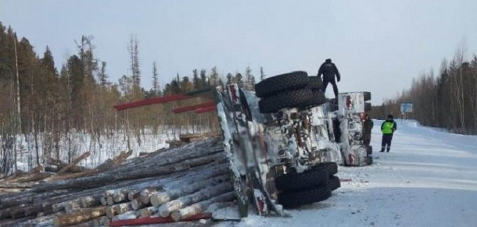 Мужчина погиб при опрокидывании лесовоза в Томской области