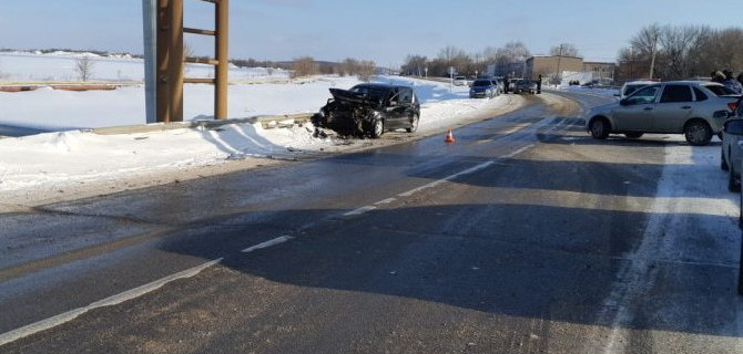 В Самарской области столкнулись два Renault и "Лада"