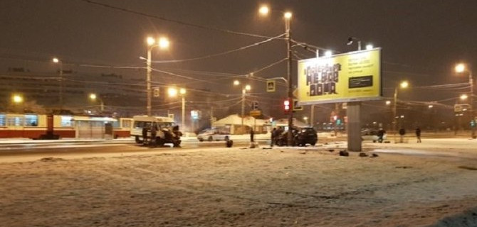 Два человека пострадали в ДТП с маршруткой в Петербурге