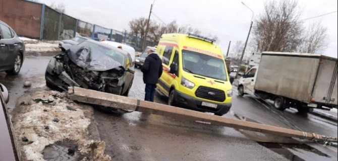 В Петербурге иномарка снесла столб – серьезно пострадал ребенок