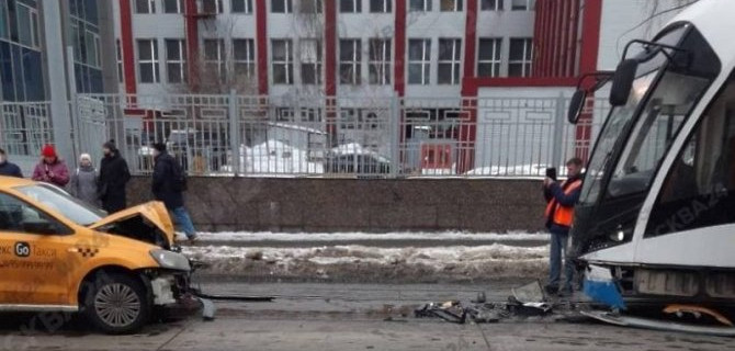 В ДТП с такси и трамваем в Москве пострадала женщина