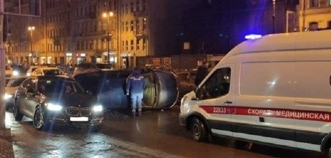 В Петербурге на Лиговском проспекте KIA прилегла на бок