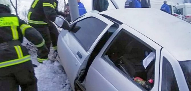 В Воронежской области ВАЗ врезался в столб – погибли двое