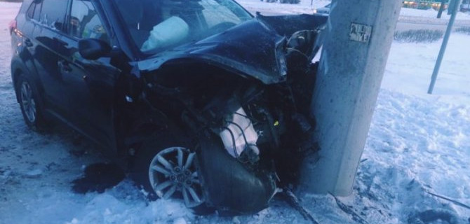 В Петербурге пьяный водитель врезался в столб