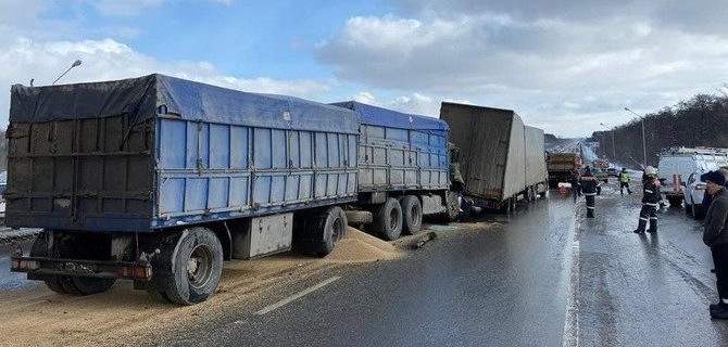 Под Уфой легковушку раздавили грузовики – погибли двое