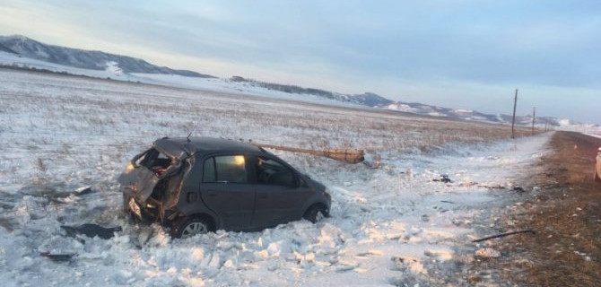 В Хакасии иномарка врезалась в столб – погиб человек