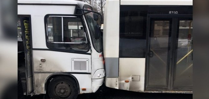 Шесть человек пострадали в ДТП с маршруткой и автобусом в Петербурге